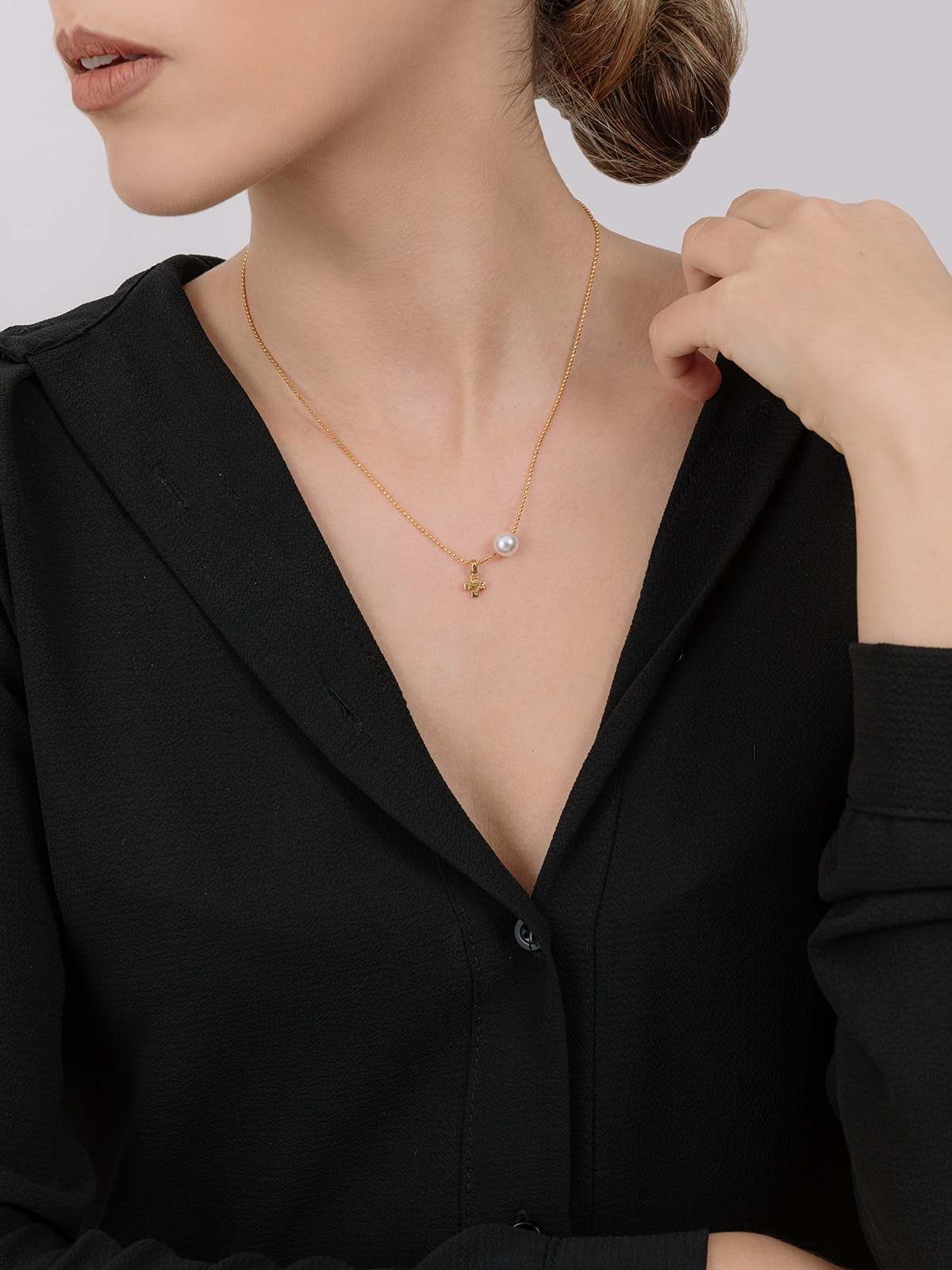Chain necklace with pearl and cross Chain necklace with pearl and cross