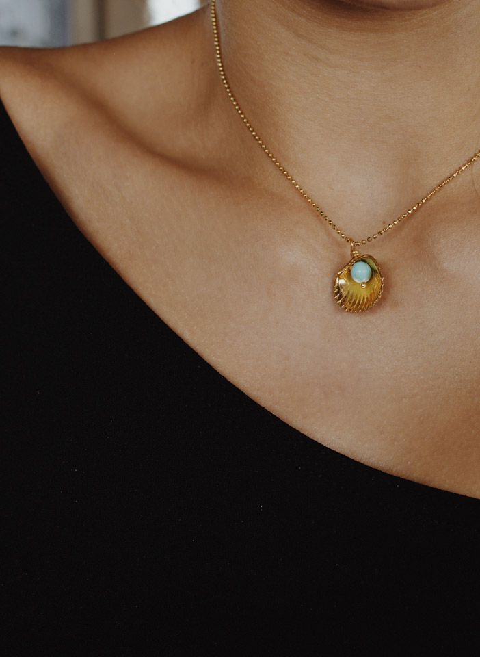 Sea shell necklace with turquoise stone Sea shell necklace with turquoise stone